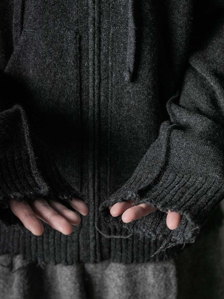 UMA WANG<br>MENS HOODED TOP / DARK GREY