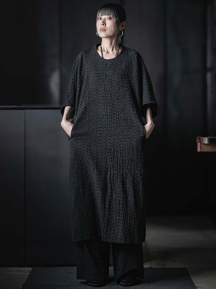 individual sentiments<br />WOMENS シームラインラグランドレス  / BLACK