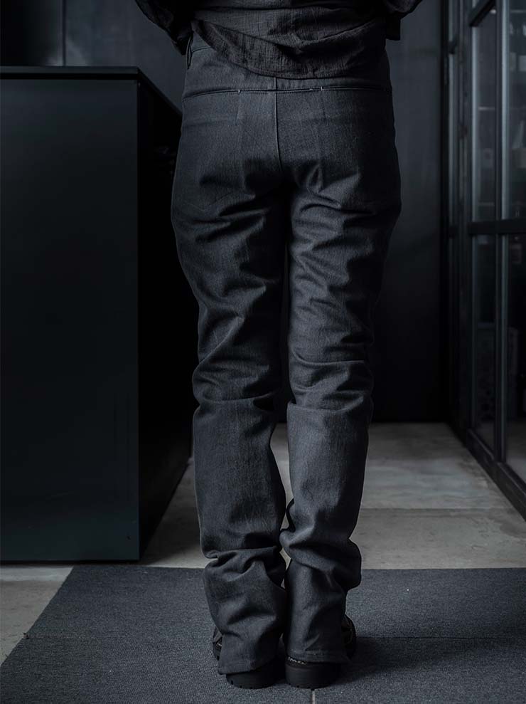 K'ANG<br>MENS BACK SPLIT FITTED DENIM TROUSERS / OFF BLACK