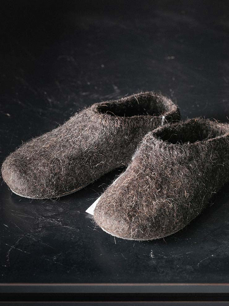 toward(s)<br>FELTED SHOES IN YAK WOOL / DARK BROWN