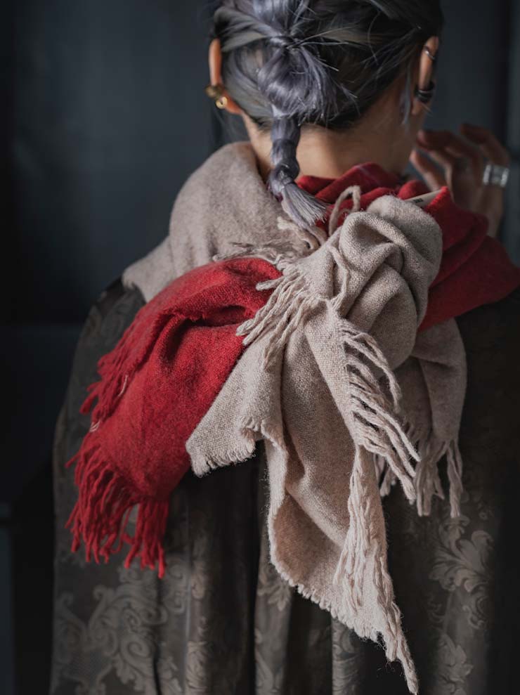 UMA WANG<br>WOOL SCARF / TAN × RED