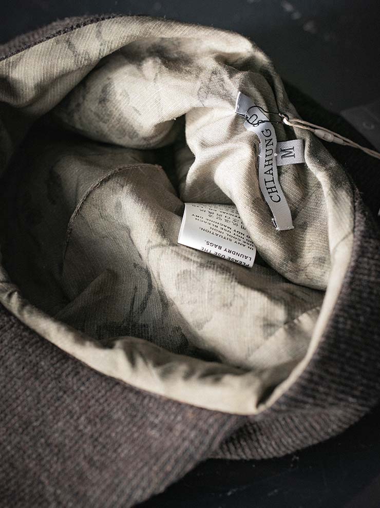 CHIAHUNG SU<br>SOFT STRUCTURE PANELED BRIM HAT / DARK BROWN