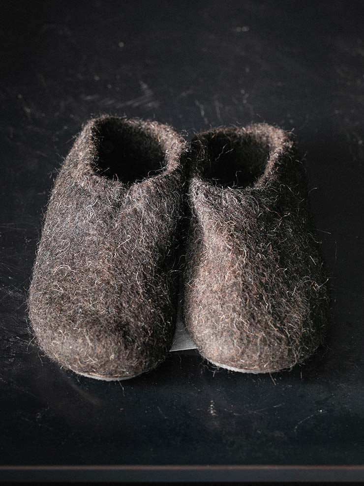toward(s)<br>FELTED SHOES IN YAK WOOL / DARK BROWN