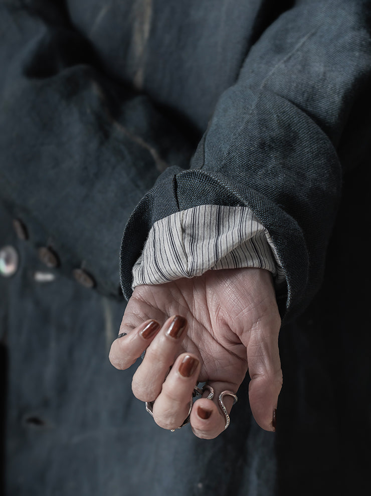 K’ANG <br>Unisex relaxed-fit dust coat with 925 silver closer / SHADOW