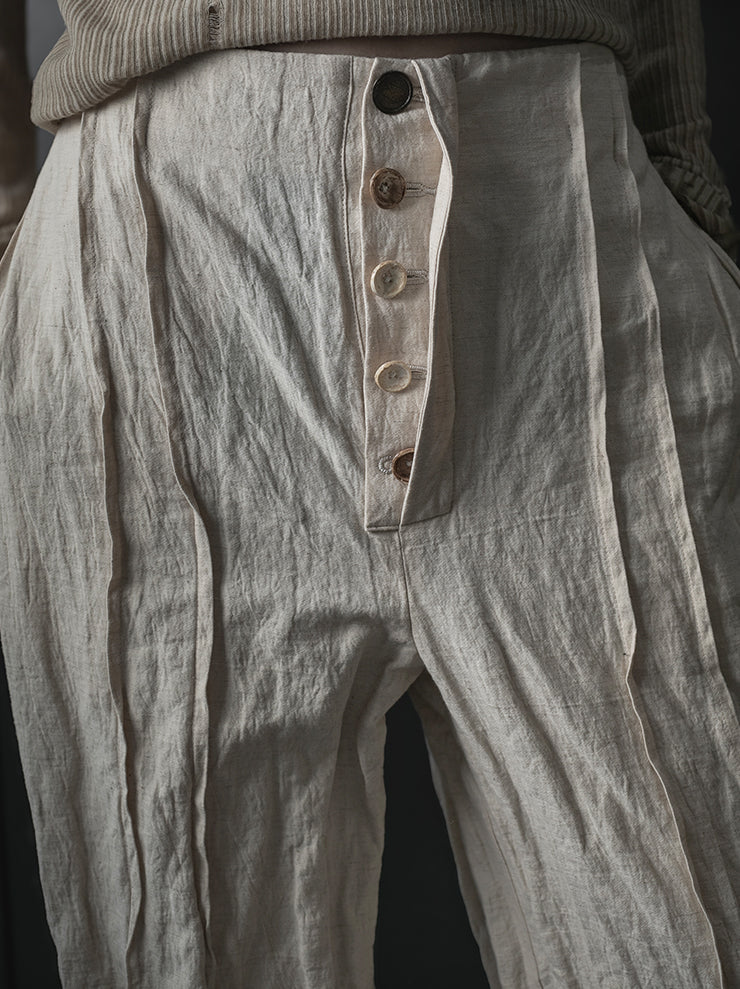 CHIAHUNG SU<br>SLIM-FIT HAND WOVEN PLEATED TROUSERS / ECRU