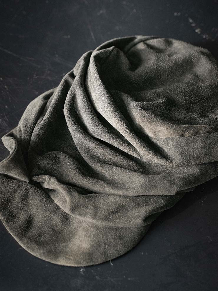 CHIAHUNG SU<br>SUEDE LEATHER OVERHANG NEWSBOY HAT / MOSS