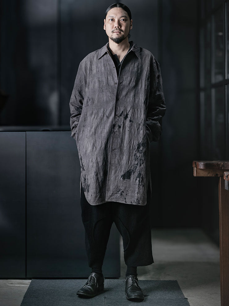 CHIAHUNG SU<br>MENS HAND WOVEN & DYED ELONGATED SHIRT / UNEVEN GREY