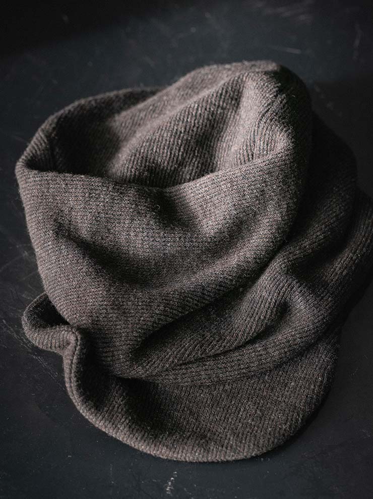 CHIAHUNG SU<br>KNITTED OVERHANG NEWSBOY HAT / DARK BROWN