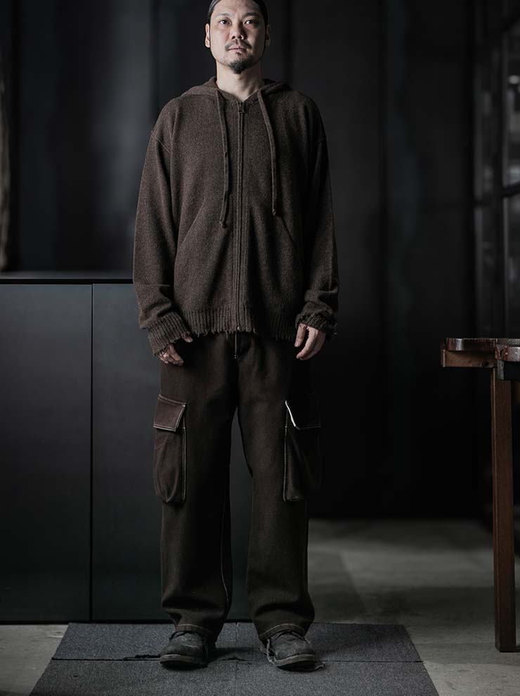 UMA WANG<br>MENS HOODED TOP / BROWN