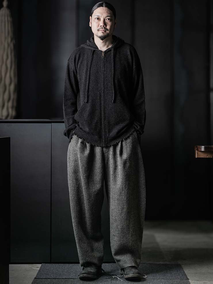 UMA WANG<br>MENS HOODED TOP / DARK GREY