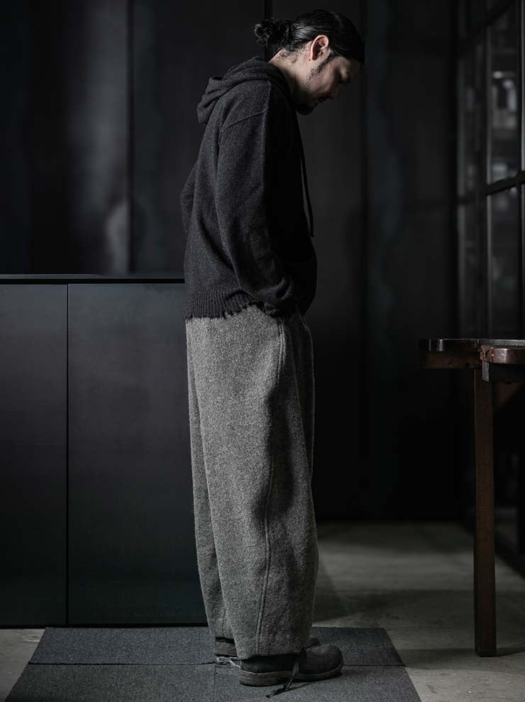 UMA WANG<br>MENS HOODED TOP / DARK GREY