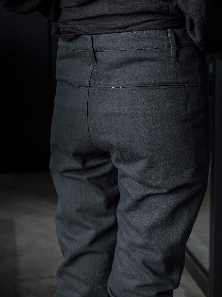 K'ANG<br>MENS BACK SPLIT FITTED DENIM TROUSERS / OFF BLACK