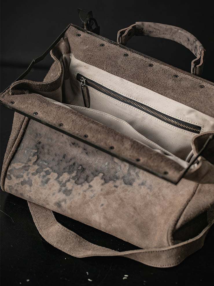 MDK – MIRANDA KALOUDIS<br>PARERCHOMAI BAG LARGE / HORSE LEATHER / TAUPE