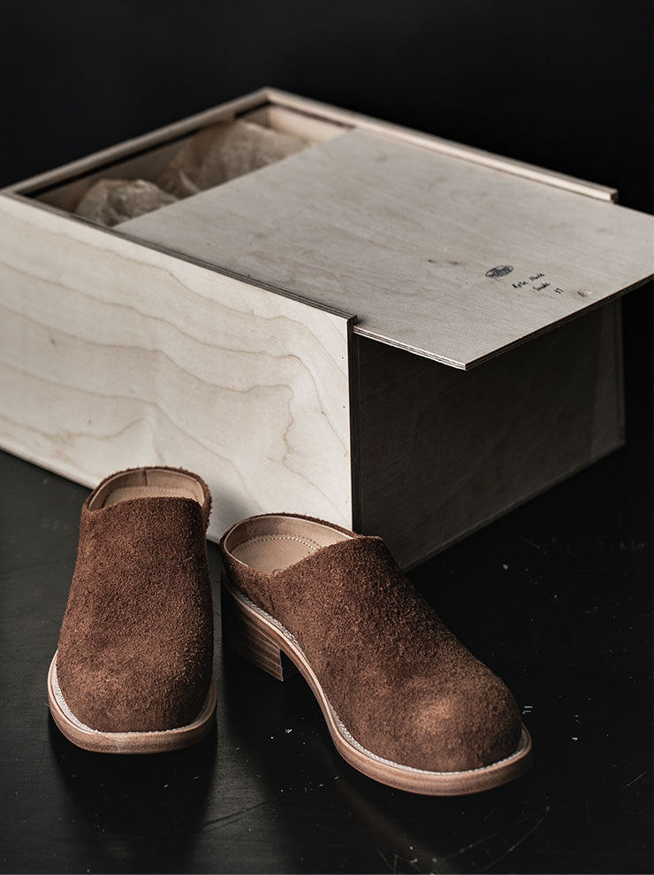 THE BACKWARD VENDOR<br>レリックミュール / Brown