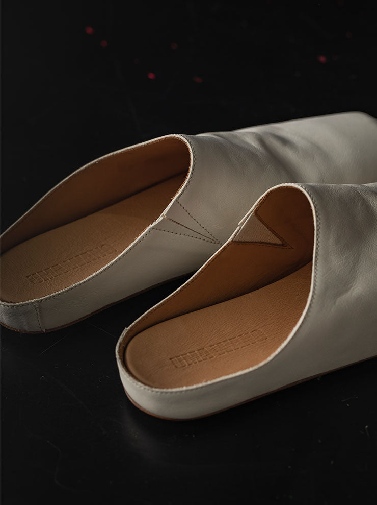 UMA WANG<br> WOMENS BALLET SLIPPERS / OFF WHITE