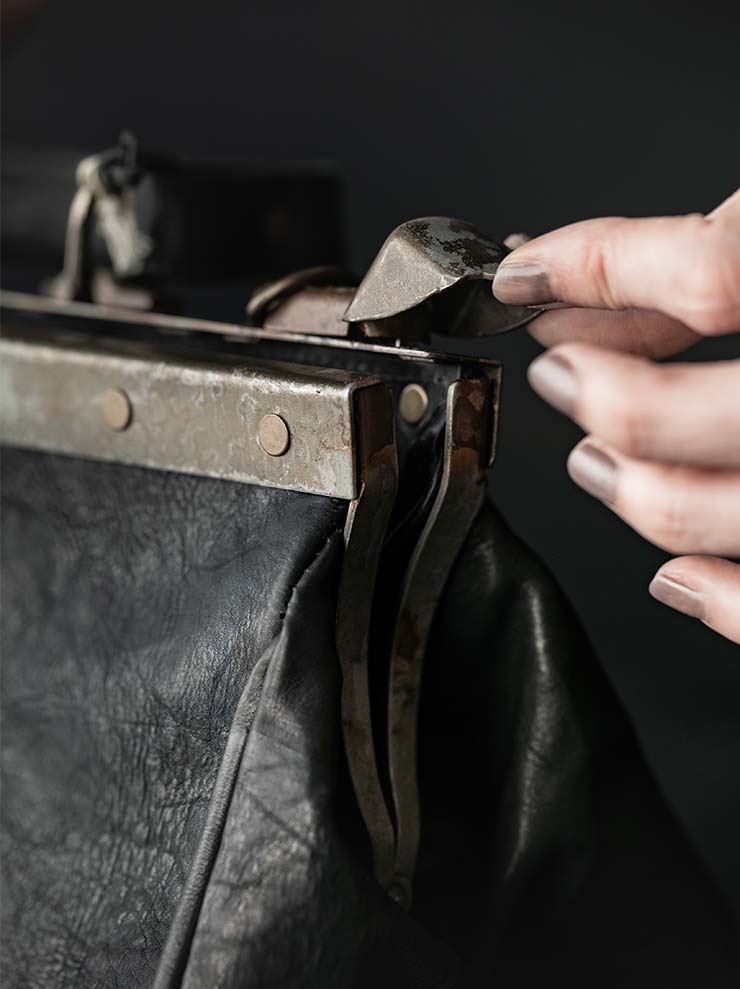 MDK – MIRANDA KALOUDIS<br>PARERCHOMAI BAG LARGE / HORSE LEATHER / BLACK