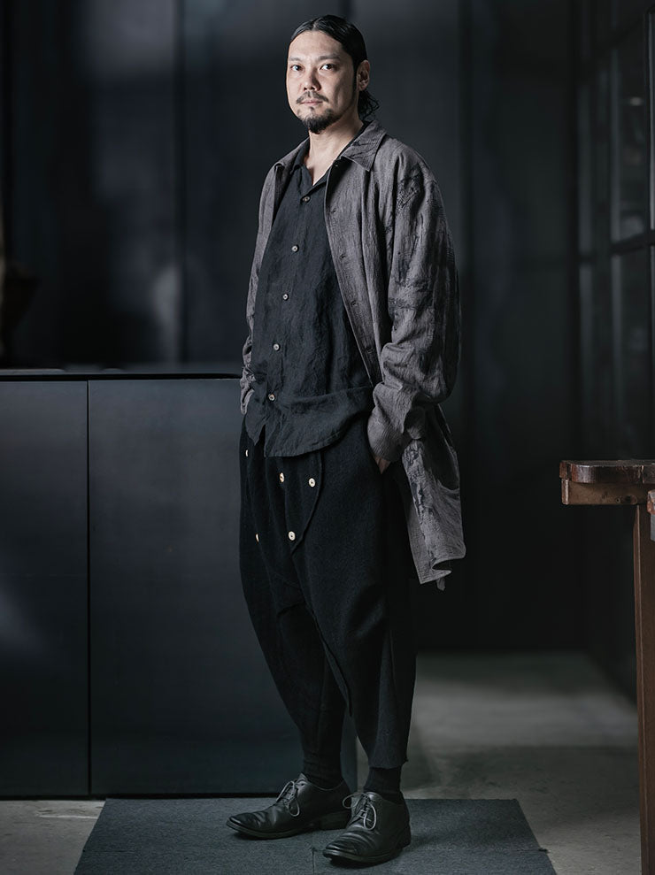 CHIAHUNG SU<br>MENS HAND WOVEN & DYED ELONGATED SHIRT / UNEVEN GREY