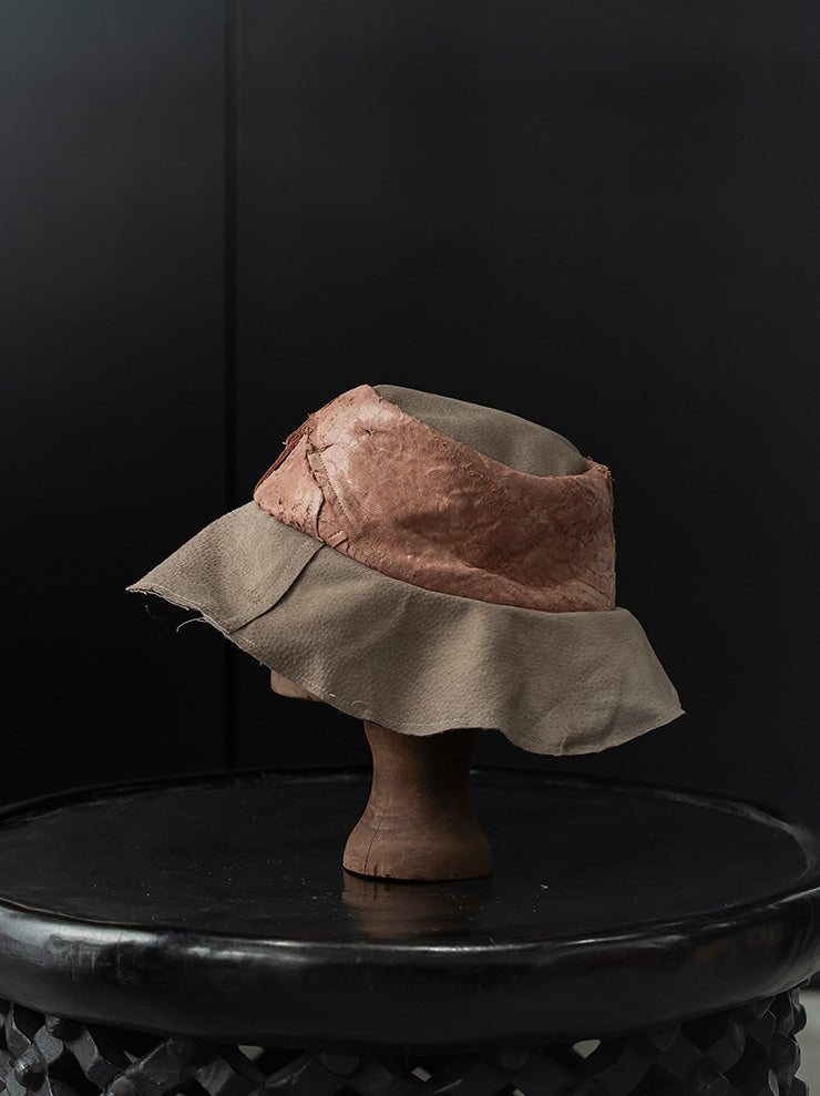 OLUBIYI THOMAS<br> UNISEX leather bucket hat / OFF WHITE × PINK
