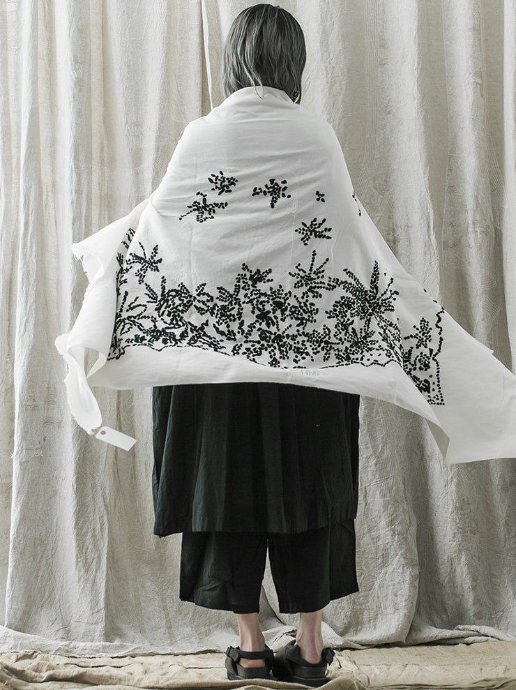 KHADI AND CO.<br> Embroidered cotton stole WHITE×BLACK